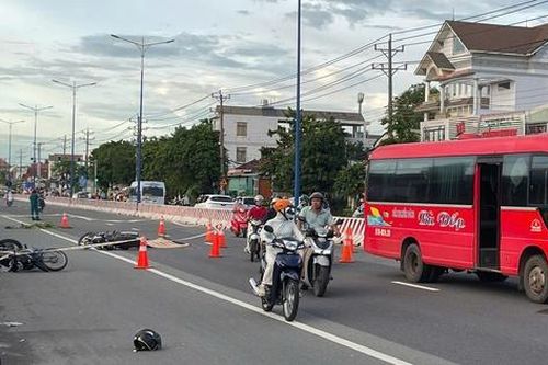 TP.HCM: Đi qua nơi va chạm giao thông, người đàn ông bị xe khách cán tử vong