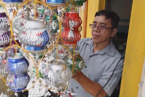 Thợ khóa biến vỏ lon thành đèn lồng Trung thu