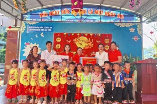 Đoàn công tác tỉnh tặng quà Tết Trung thu các trường học xã Hòa An