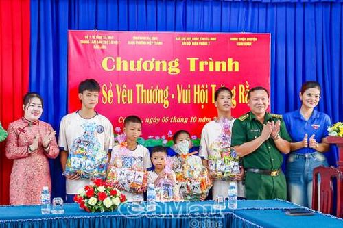 Hải đội Biên phòng 2 mang Trung thu yêu thương đến trẻ em khó khăn