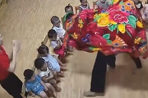 Camera giám sát ghi lại cảnh 2 cô giáo mầm non có hành động kỳ lạ trong lớp khiến 16 em học sinh 'sợ khiếp vía'