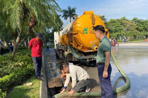 Phường Phú Thượng ra quân tổng vệ sinh môi trường, chủ động ứng phó bão số 11