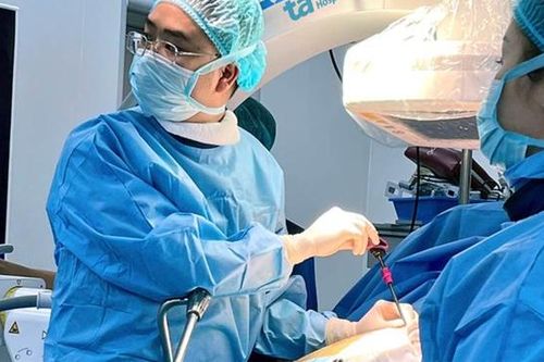 Người phụ nữ bị ngã gãy tay, phải bơm xi măng vì xẹp đốt sống khi dọn nhà sau bão Bualoi