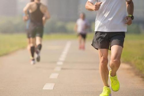 Cách chạy bộ sau tuổi 40 để giảm mỡ mà không hại khớp
