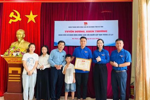 Tuyên dương thanh niên dũng cảm cứu bé trai khỏi dòng nước lũ