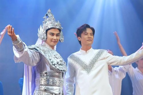 Minh Sang The Voice cùng NSƯT Võ Minh Lâm ra mắt MV 'Rực Sáng Sức Trẻ Việt Nam'