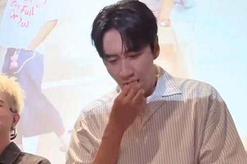 Lee Kwang Soo liên tục xin bắp rang bơ từ fan Việt