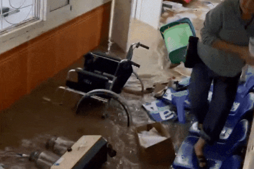 Nước lũ tràn vào bệnh viện Sơn La như suối, bệnh nhân gấp rút sơ tán