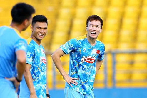 Duy Mạnh, Hoàng Đức pha trò giúp cầu thủ U23 cười tươi