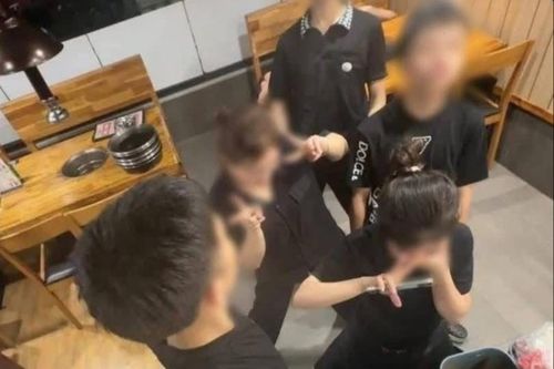 Quán ăn Hà Nội đưa nhân viên chửi khách 'ăn rác' lên đồn công an