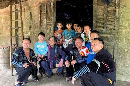 Chàng thanh niên Mông 'thắp lửa khởi nghiệp' nơi bản làng 'trên mây'