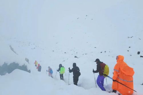 Hàng trăm người leo núi vẫn đang chờ giải cứu trên Đỉnh Everest