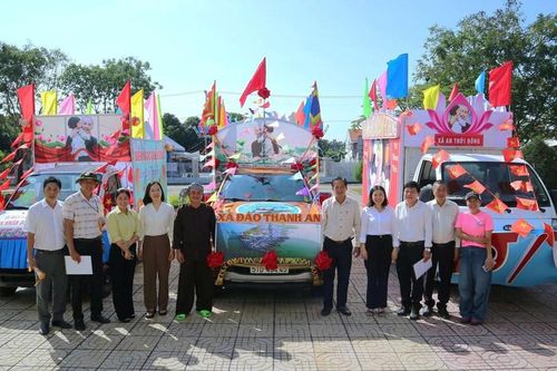 Sôi nổi Hội thi trang trí, diễu hành xe hoa đăng trong Lễ hội Nghinh Ông - Cần Giờ 2025