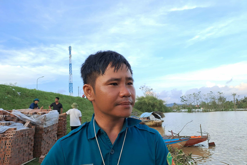 'Sao vuông' dũng cảm cứu người trong lũ