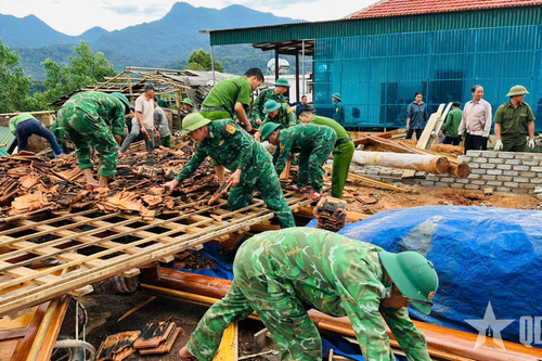Nghệ An: Bộ đội Biên phòng giúp dân khắc phục hậu quả lốc xoáy