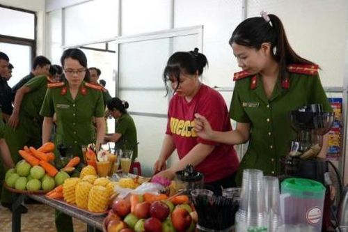 Ra mắt mô hình 'Ly nước nghĩa tình'