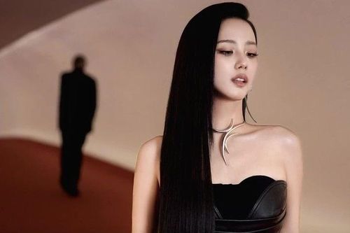 Jisoo BLACKPINK hé lộ ca khúc song ca mới sánh đôi cùng 'Gã trai sinh ra để đốt cháy mọi cô gái'