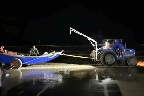 Lốc xoáy, sóng lớn đánh chìm nhiều thuyền câu mực của ngư dân Hà Tĩnh