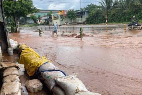 Quảng Ngãi: Mưa lớn làm bùn đỏ tràn vào nhà dân