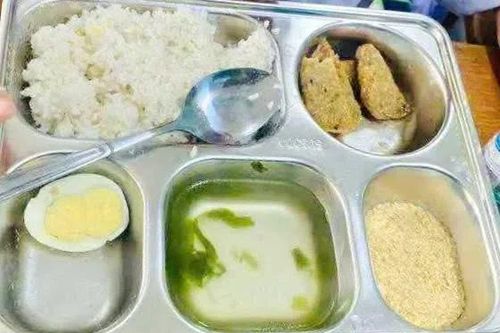 Xác minh bữa ăn bán trú chỉ có nửa quả trứng và vài lát chả