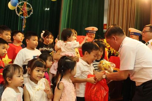 Vầng trăng nối liền biển đảo