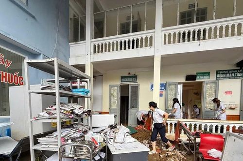 Lũ bất ngờ tràn vào Bệnh viện Đa khoa Vân Hồ: Di dời khẩn cấp hơn 200 bệnh nhân