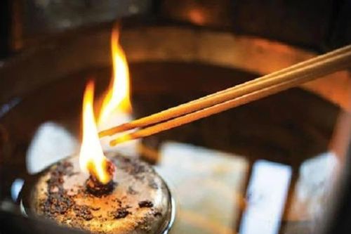 Sai khung giờ thắp hương, gia đạo dễ gặp chuyện chẳng lành