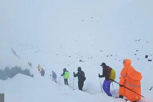 Hàng trăm người mắc kẹt trên núi Everest vì bão tuyết