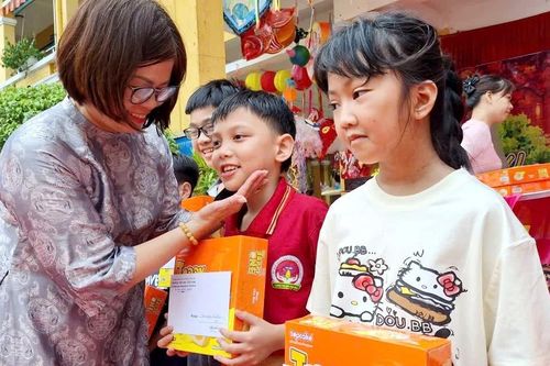 TP Huế: Trao quà Trung thu đến nhiều học sinh hoàn cảnh đặc biệt khó khăn