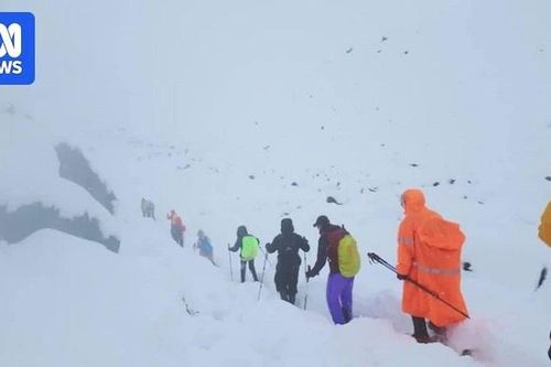 Xem hàng trăm người leo núi trên đỉnh Everest khi bão tuyết tấn công