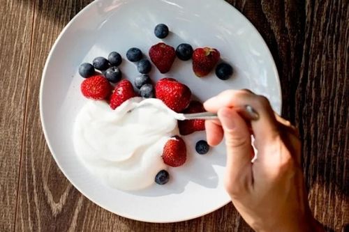Lợi ích và những điểm cần lưu ý khi ăn sữa chua Hy Lạp