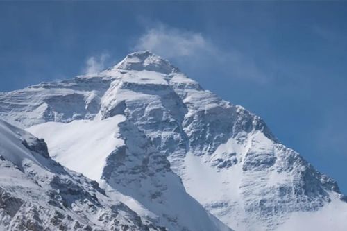 Trung Quốc: Giải cứu hàng trăm du khách mắc kẹt trên đỉnh Everest do tuyết rơi dày và mưa lớn bất thường