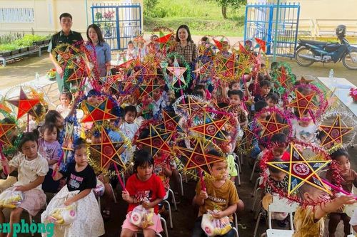 Mang Tết Trung thu đến với trẻ em trên khắp nẻo biên cương