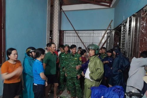 Hà Tĩnh: Nhiều thuyền câu mực của ngư dân bị chìm do lốc xoáy