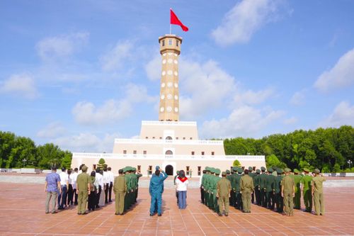 Sự kiện 'Tự hào Tổ quốc tôi' đến với cán bộ, chiến sĩ và nhân dân Đất Mũi