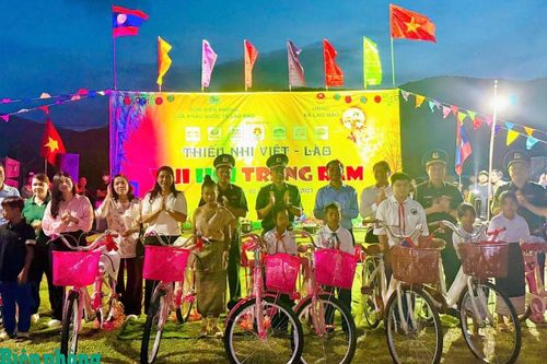 Nhiều phần quà được trao tận tay các em thiếu nhi trên địa bàn khu vực biên giới nhân dịp Tết Trung thu 2025