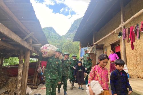 Vận động di dời các hộ dân tránh nguy cơ bị sạt lở đất đe dọa