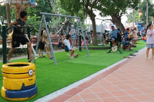 Trung thu rộn ràng ở sân chơi xanh Bình Vọng