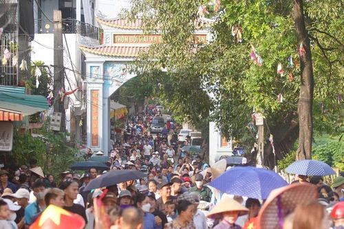 Biển người đổ về Phú Nghĩa