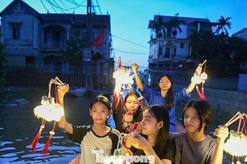 Đoàn viên chèo thuyền mang Trung thu ấm áp đến với em nhỏ vùng lũ