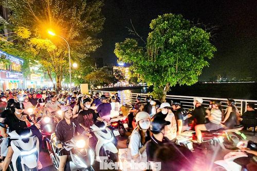 Cảnh tượng khác lạ tại Hồ Tây, Hồ Gươm... trước đêm Trung thu