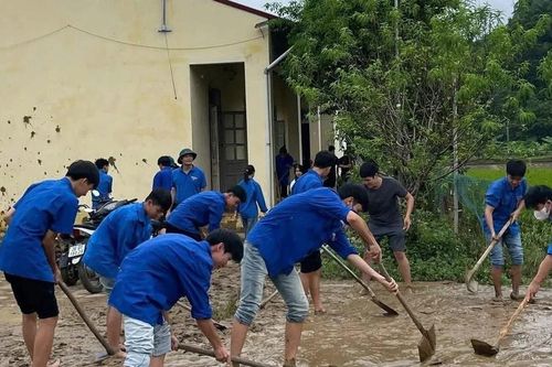 Thanh niên tình nguyện hỗ trợ người dân ổn định cuộc sống sau bão số 10 Bualoi