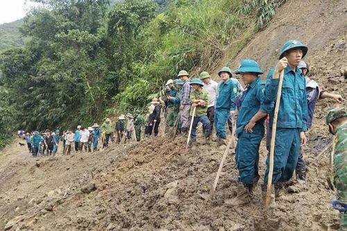 Giúp dân mở đường sau bão lũ