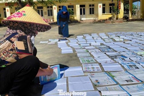 Nắng lên sau lũ, thầy cô tất bật 'cứu' sách vở, giữ lại tri thức cho học trò