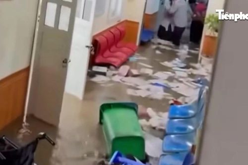 Cảnh bão số 11 gây lũ tràn vào bệnh viện tại Sơn La