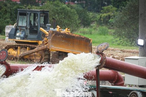 6 máy bơm hoạt động ngày đêm 'giải cứu' xóm ngập cả tuần ở Hà Nội