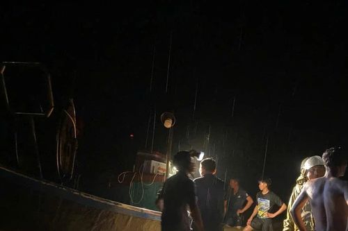 Lốc xoáy đánh chìm nhiều thuyền của ngư dân