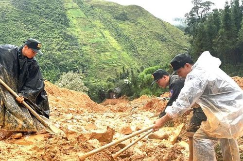 Vụ sạt lở vùi lấp một gia đình ở Tuyên Quang: Tìm thấy 3 nạn nhân, di dời khẩn hàng chục hộ dân
