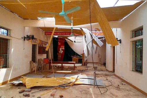 Giông lốc khiến cả trăm ngôi nhà bị tốc mái, hư hỏng