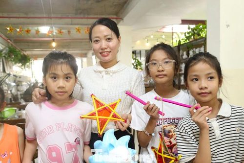 Gói yêu thương vào đèn Trung thu gửi tặng bạn nhỏ vùng lũ